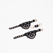 Черные кожаные наручники с клепками, кольцами и золотистой фурнитурой - Crazy Handmade - купить с доставкой в Новошахтинске