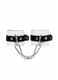 Бело-черные кожаные наручники с одним ремешком с люверсами - Pecado - купить с доставкой в Новошахтинске