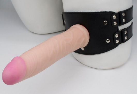 Черный узкий пояс на бедро с телесной насадкой - LOVETOY (А-Полимер) - купить с доставкой в Новошахтинске