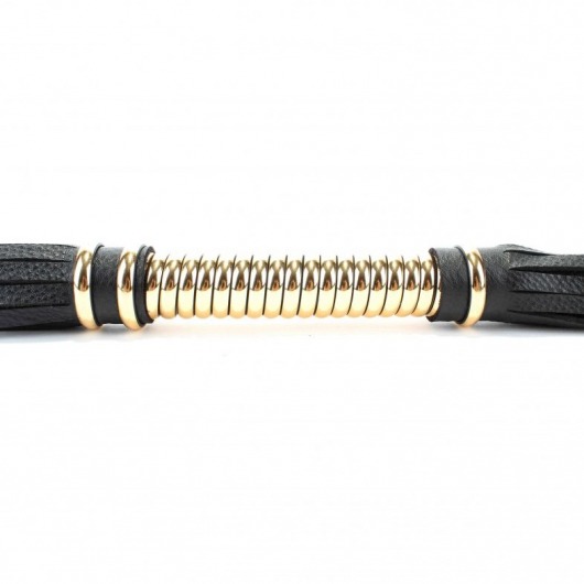 Чёрная плетка  из натуральной кожи с золотистой отделкой рукояти - БДСМ Арсенал - купить с доставкой в Новошахтинске